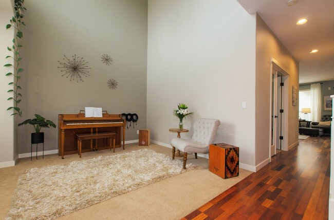 Building Photo - Large 3 bdrm / 2.5 bath with open floor pl...