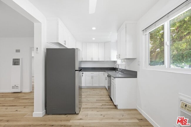 Foto del edificio - 4916 Hazeltine Ave
