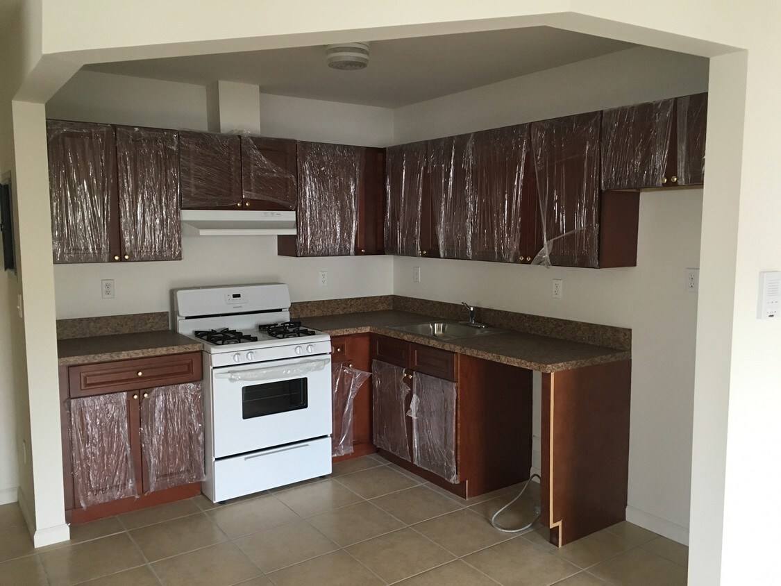 Foto principal - 2411 Halsey St