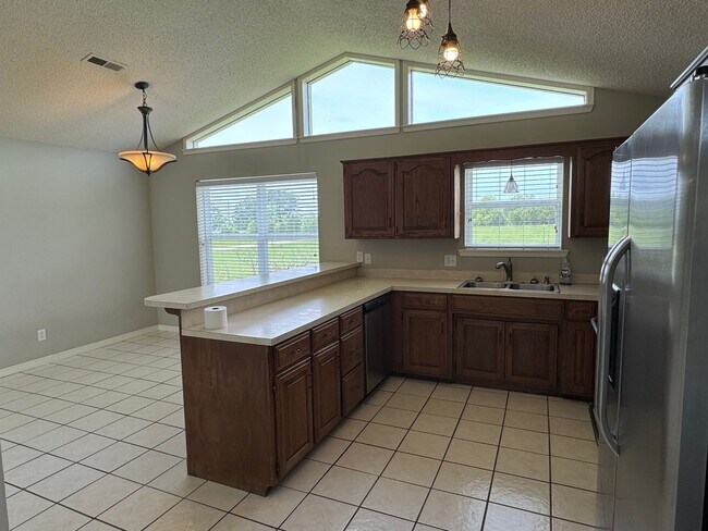 Building Photo - Available Now! 4-Bedroom, 2-Bathroom split...