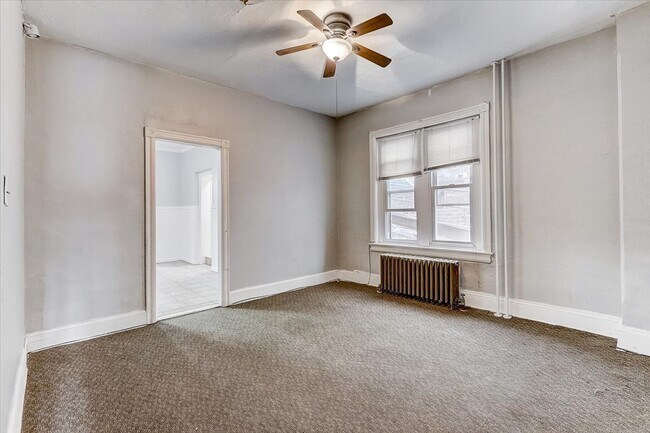Building Photo - Off-Campus Student Housing Available June ...