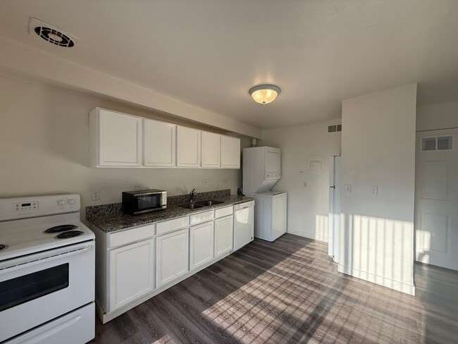 Building Photo - 860 E 500 S