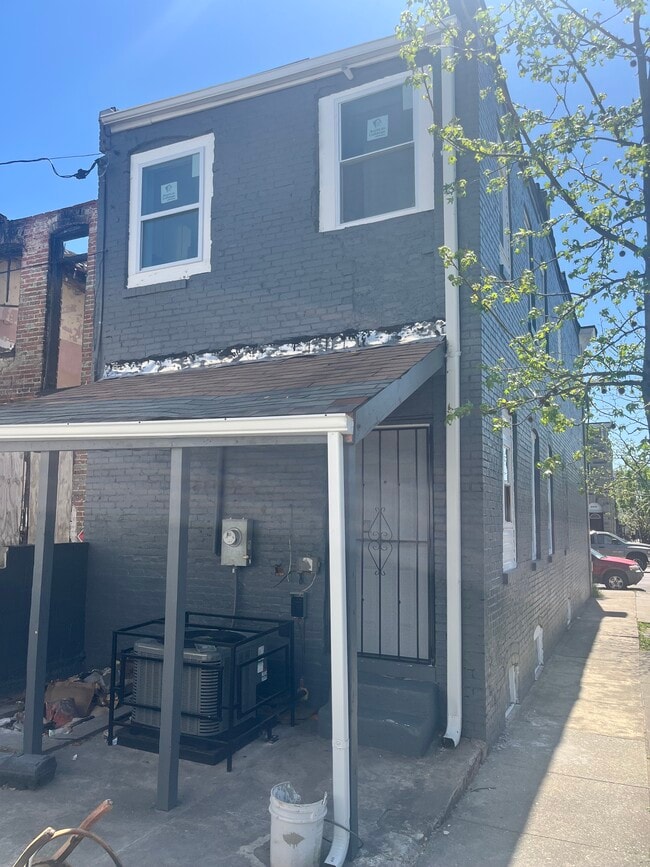 Building Photo - 2410 E Madison St