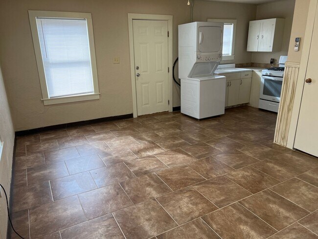 Foto del edificio - 232 1/2-230 1/2 Wilson Ave