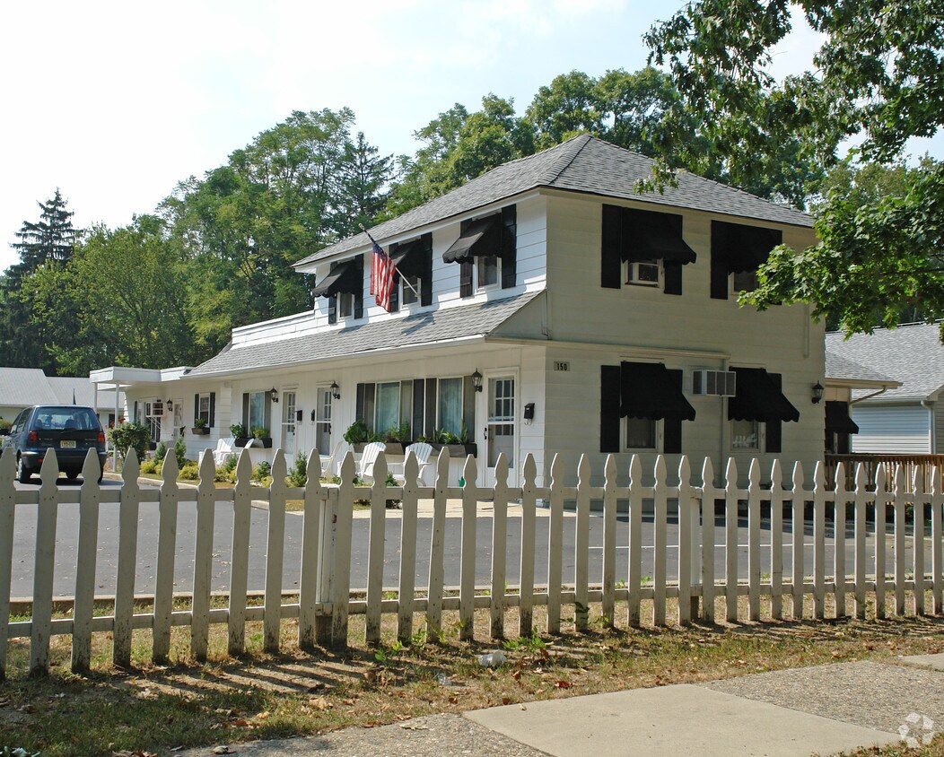 Primary Photo - 150 N Albertson Ave