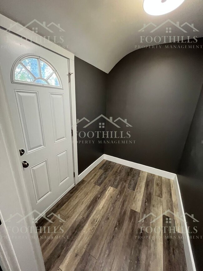 Foto del edificio - 4-Bedroom House off N Main St