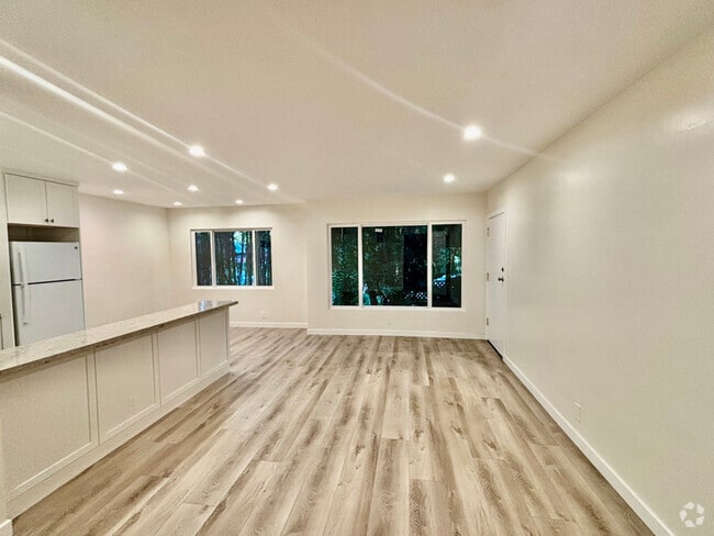 Building Photo - 2488 Beachwood Dr