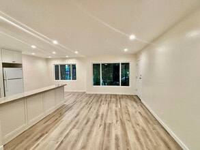 Building Photo - 2488 Beachwood Dr