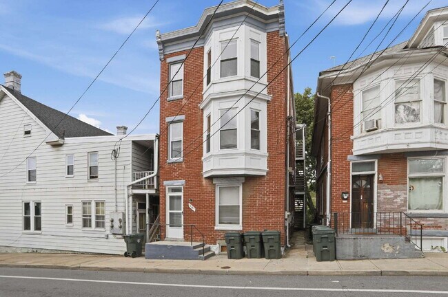 Foto del edificio - Welcome home to this newly renovated 2 bedroom top floor apartment