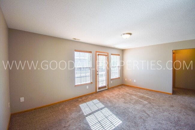 Building Photo - A Must See Gem! 2 Bed 2 Bath town home Ple...