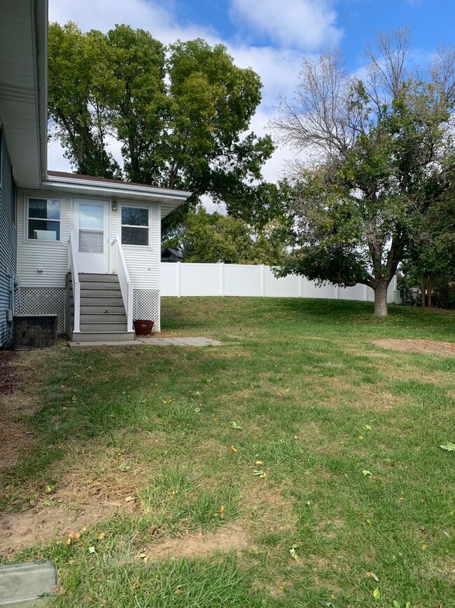 Building Photo - Beautiful Spacious 3 Bedroom, 2.5 Bath Hom...