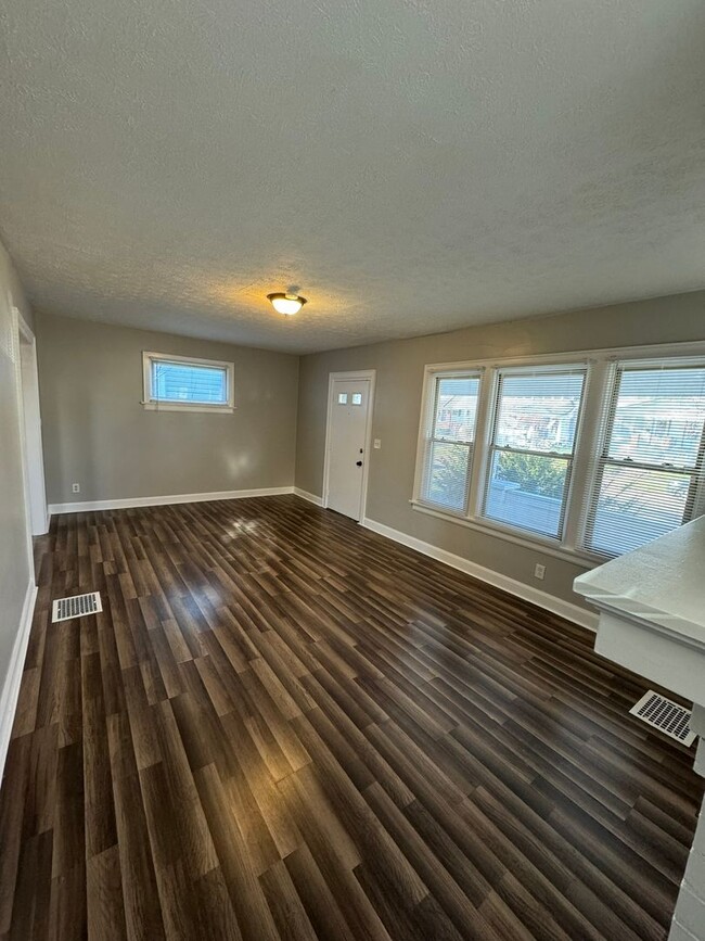 Building Photo - **Move-in Special - 1 month free with a 13...