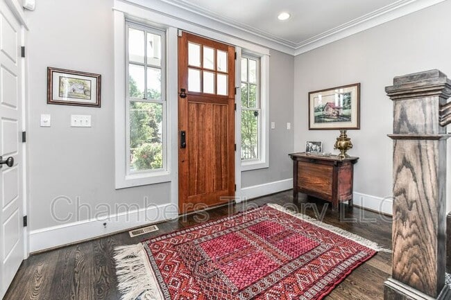 Building Photo - 215 N Van Buren St