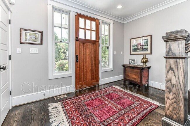 Foto del edificio - 215 N Van Buren St