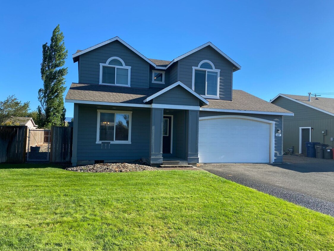 Fresh Paint and Flooring! Great Value and Alquileres en