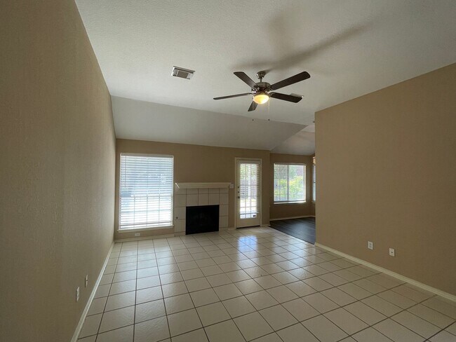 Building Photo - CHARMING  3 BEDROOM - CLOSE TO SCHOOLS AND...
