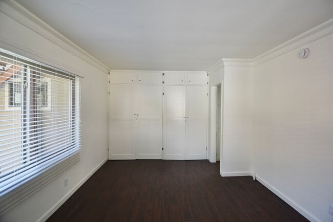 Building Photo - 605-609 North Hollywood Way