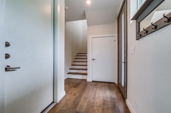 Foto del edificio - 4545 Bowser Ave