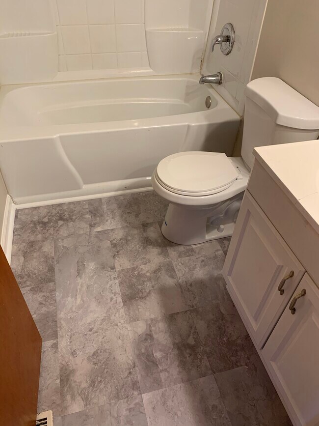Foto del edificio - 735 Clearwood Ct