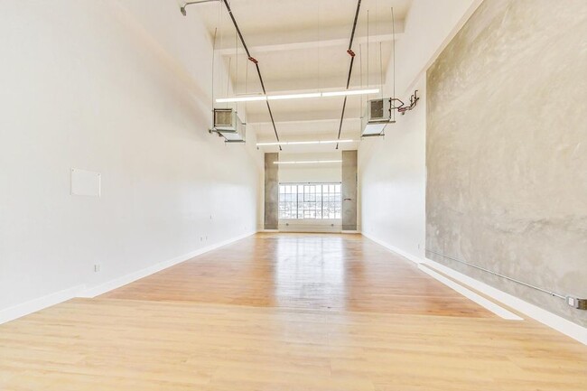 Building Photo - Beautiful loft with vaulted ceilings and l...