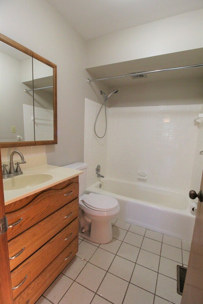 Foto del edificio - 2 bedroom home w/ fenced backyard