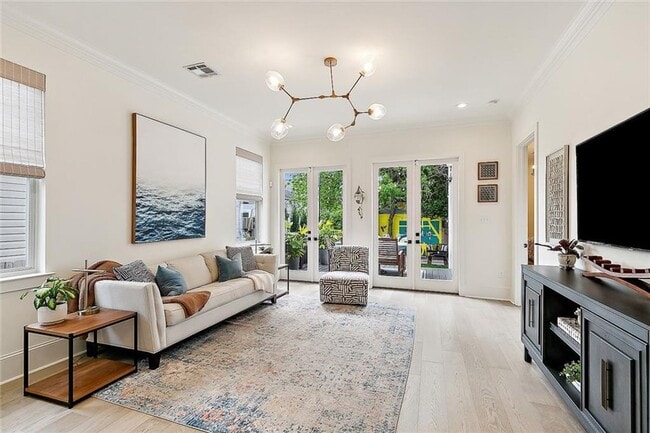 Building Photo - Gorgeous 3BD/2.5BA with Huge Backyard and Off Street Parking