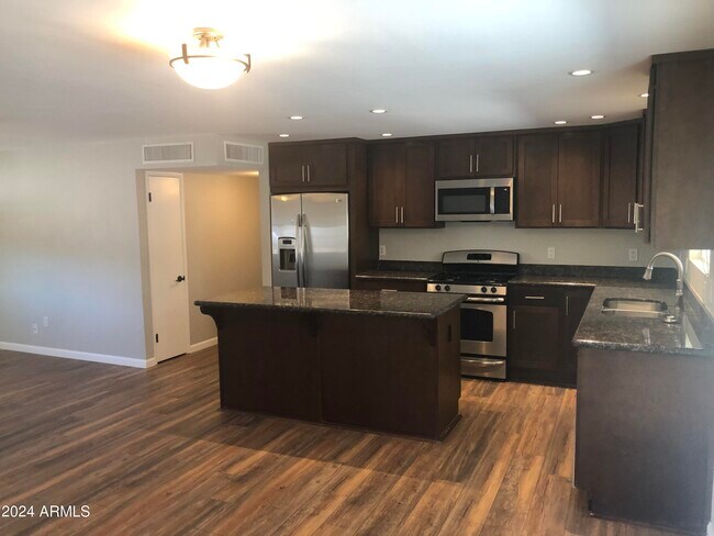 Foto del edificio - 3835 E Ludlow Dr