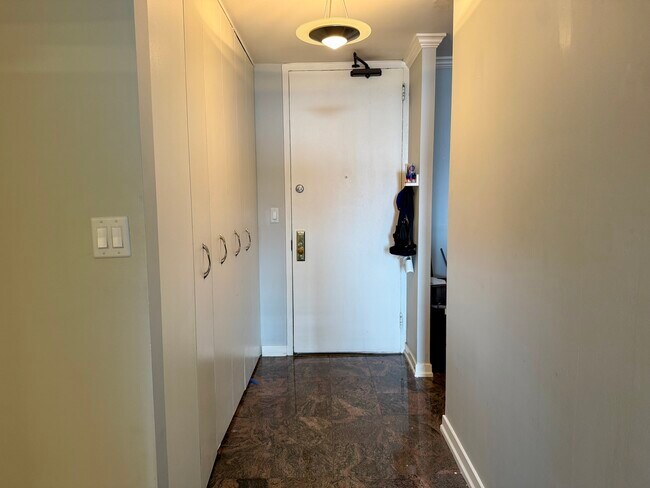 Foto del edificio - 655 W Irving Park Rd