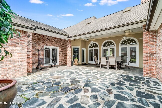Foto del edificio - 102 Bear Creek Ct
