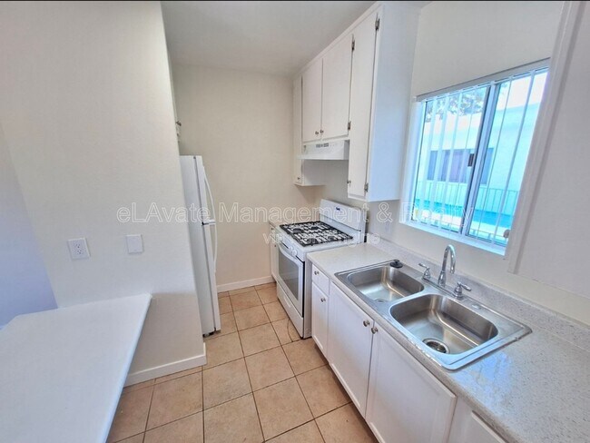 Foto del edificio - 6815 Kelvin Ave