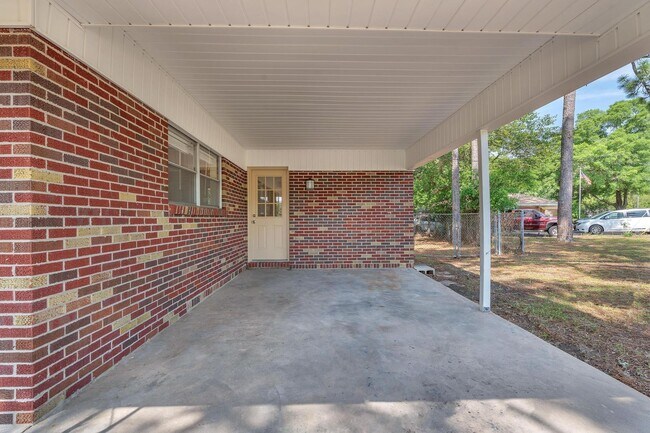Foto del edificio - Updated Kitchen and Oversized Yard!