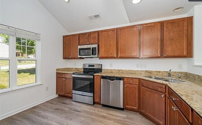 Building Photo - Charming 3BR Townhome in Colfax