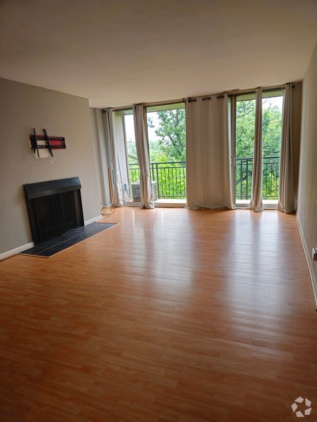 Building Photo - 5820 Oakwood Dr