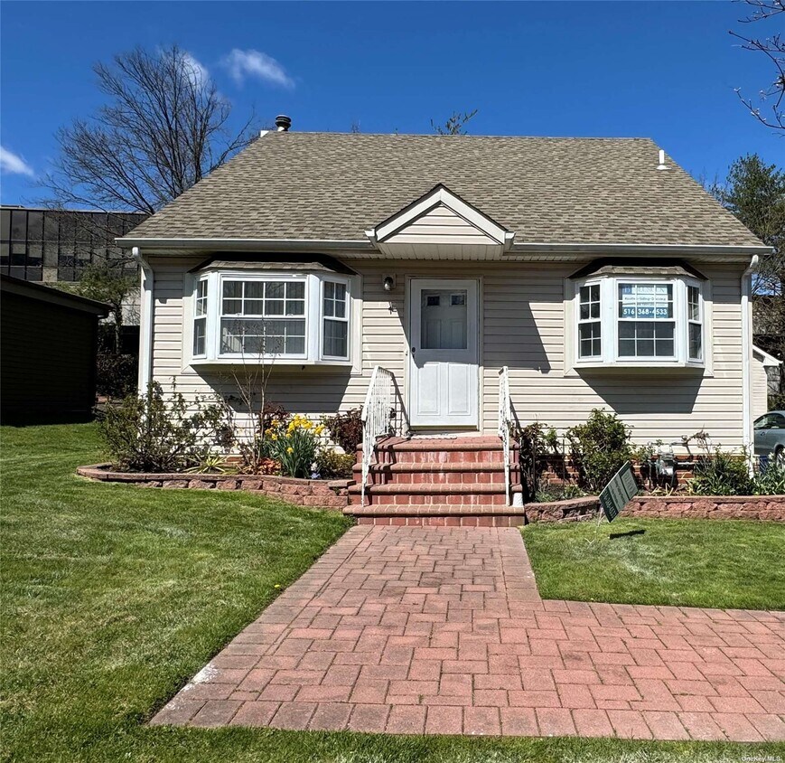 Primary Photo - 7 Cherry Brook Pl N