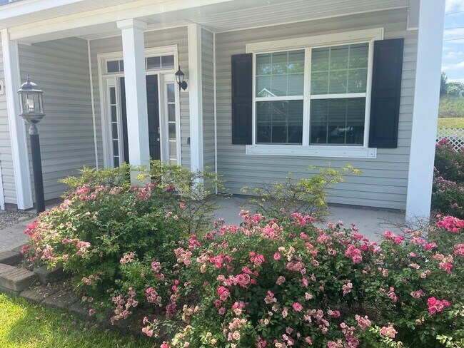 Building Photo - Available now. Beautiful 4BR/3BA home avai...