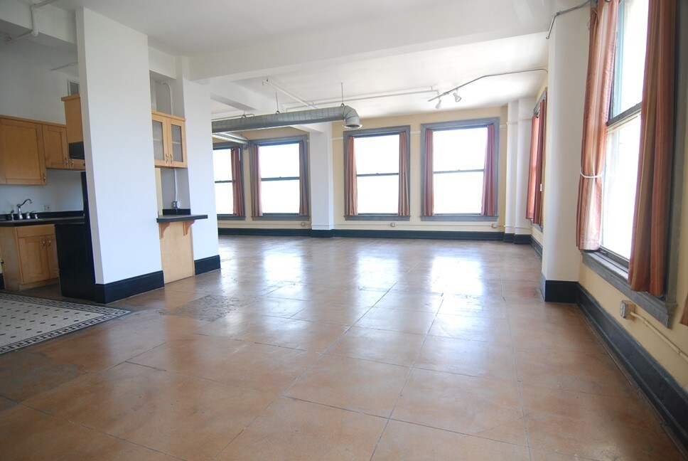 Foto principal - 109 W 2nd St