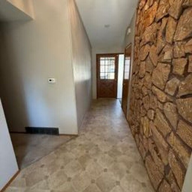Foto del edificio - Beautiful home in highly desirable Bellevue neighborhood.