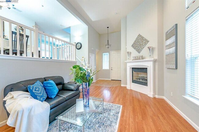 Foto del edificio - COMING SOON! | $3,700 / 3BR GORGEOUS CENTRAL FREMONT TOWNHOME IN PARKMONT | Photos shown are of a...