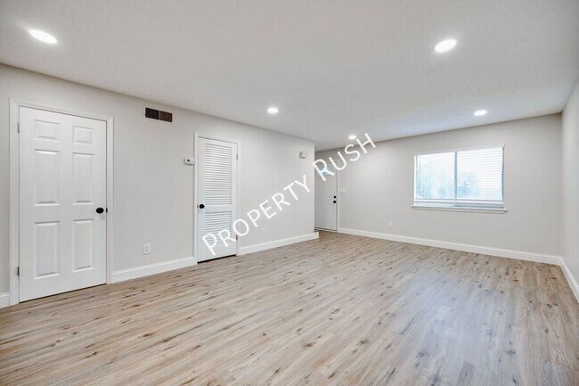 Foto del edificio - 2323 Green Forest Dr