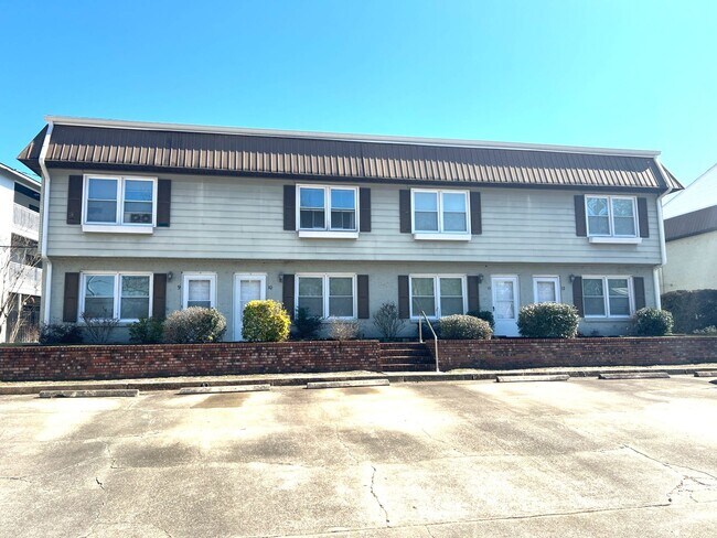Building Photo - Pet friendly! 2 Bedroom, 1.5 Bath Town Hom...