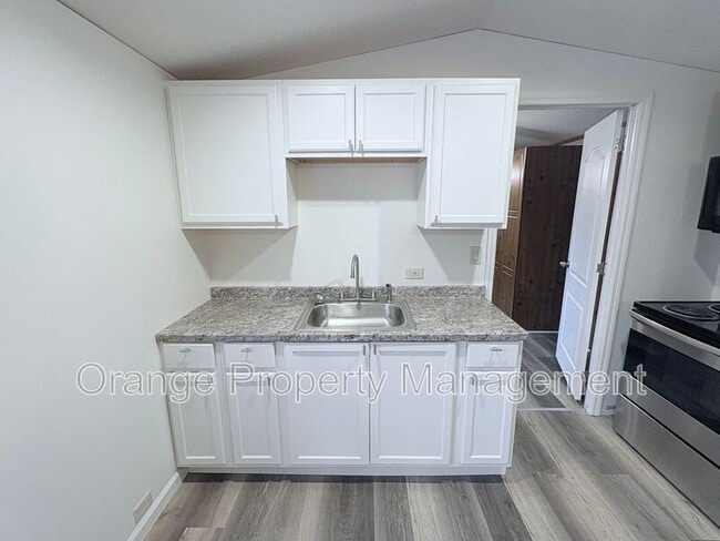 Foto del edificio - 930 Cedar Village Ln