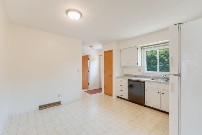 Building Photo - 2 bedroom 1 bathroom duplex-Available JUNE 2026