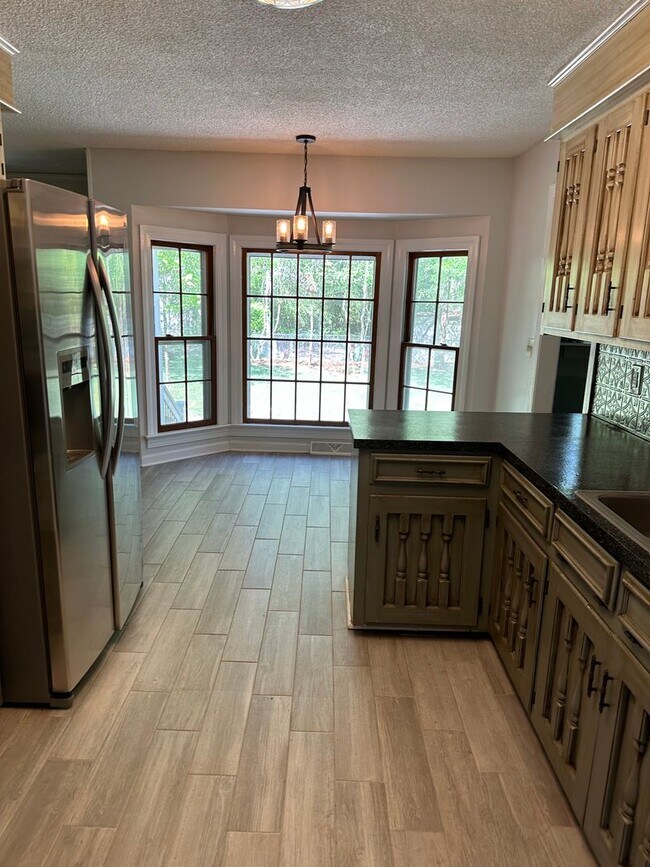 Building Photo - Beautiful 4 Bedroom 2 baths 2 car garage