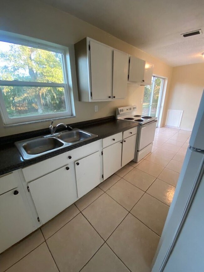 Foto del edificio - 2 Bed 1 Bath | Large Yard | Washer/Dryer H...