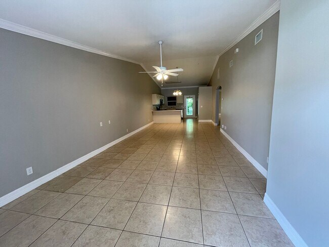 Foto del edificio - CUTE 2 Bedroom 2 Bath duplex