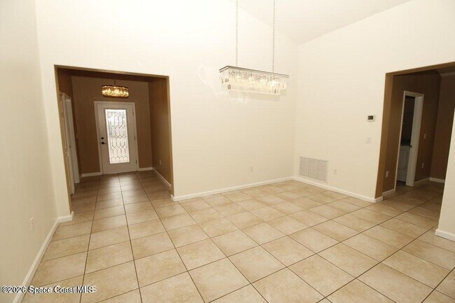 Building Photo - 535 Trymore Dr SE