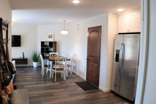 Foto del edificio - $2,100 | 2 Bedroom, 2 Bathroom Semi-Furnis...