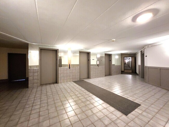 Building Photo - 1 Renaissance Pl