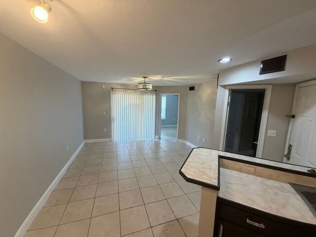 Building Photo - Cozy 1 Bedroom/1 Bathroom Near Millennium Mall!