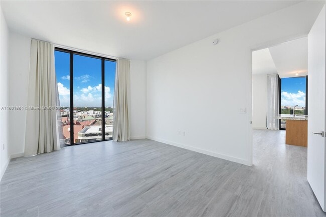 Building Photo - 2831 S Bayshore Dr